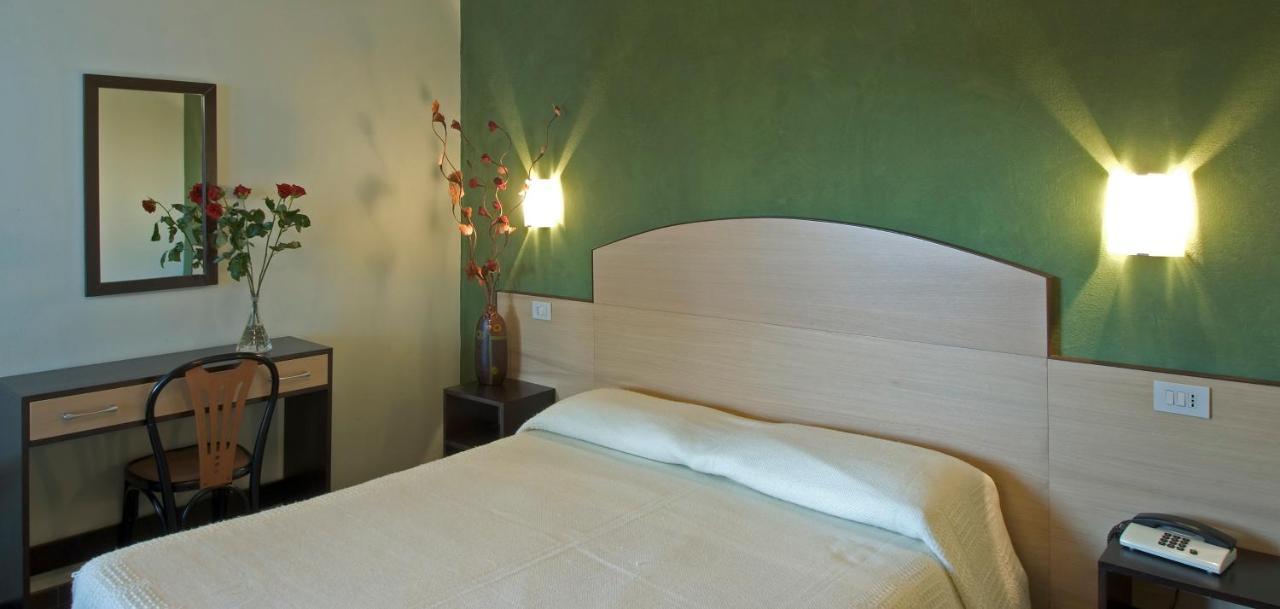 Hotel Il Cavaliere Nero Tirrenia Exteriör bild