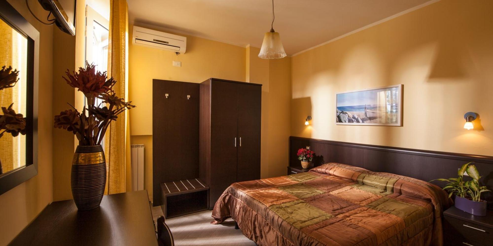 Hotel Il Cavaliere Nero Tirrenia Exteriör bild